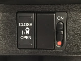 【パワースライドドア】助手席側がパワースライドドアになっており、運転席のスイッチやスマートキーでも開閉が可能です!開口部も広いので乗り降りも楽々♪