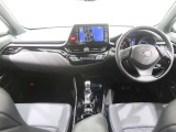 使いやすく運転しやすいレイアウトの運転席回り。