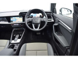 センターコンソールを運転席側に向けたドライバーオリエンテッドなコックピットは、フル液晶ディスプレイ式のデジタルインストルメントクラスターやタッチスクリーンMMIにより、高い視認性と直感的な操作が可能