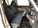 運転席の座面高さを調整できるシートリフターが付いています。フロントシートはベンチシートを採用で、座面も広く使い勝手もいいですよ♪