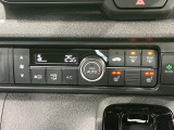 【オートエアコン】一度お好みの温度に設定すれば、車内の温度を検知し風量や温度を自動で調整。暑い…寒い…と何度もスイッチ操作をする必要はありません。快適な車内空間には必須の機能ですね♪
