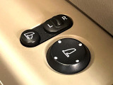 【電動格納ミラー】サイドミラーは電動格納式となっており、狭い駐車場でもキズがつくリスクを抑えられます。