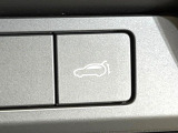 【パワーバックドア】スマートキーや運転席のボタンを押すだけでリアゲートが自動で開閉します!荷物を持っている時や、高い位置にあるバックドアを閉める際に便利な機能です♪