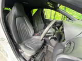 運転席まわりには十分なスペースがあり、大柄な方でもゆったり運転していただける環境です。
