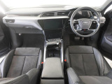 Audiのインテリアはエクステリア同様、優れたデザイン性とクオリティ、そして機能性を兼ね備えております。