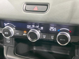 【オートエアコン】一度お好みの温度に設定すれば、車内の温度を検知し風量や温度を自動で調整。暑い…寒い…と何度もスイッチ操作をする必要はありません。快適な車内空間には必須の機能ですね♪