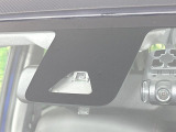 【スマートアシスト2】走行中に前方の車両等を認識し、衝突しそうな時は警報とブレーキで衝突回避と被害軽減をアシスト。より安全にドライブをお楽しみいただけます。