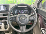 インテリアに合わせたデザインのステアリングは、運転される方のことも考え、運転しやすい形状、大きさです。是非一度、実際に触ってお確かめください。