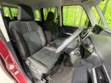 運転席まわりには十分なスペースがあり、大柄な方でもゆったり運転していただける環境です。