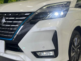 【LEDヘッドライト】悪天候や夜間走行時も良好な視界を確保し安心して運転できる高輝度LEDヘッドライトを装備!点灯速度が早く、消費電力も抑えられています。