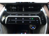 ★エアコンはオートタイプが装着済みです!オートモードにしておけば、車内温度を設定するだけで風の料や吹き出し口の切り替えを機械が行ってくれます!一年中快適な環境を作れますよ♪