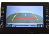バックガイドモニター(バックモニター)付き。車両後方の映像をナビ画面に表示し、駐車などの後退操作をサポートします。