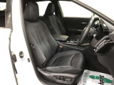 運転席シートは周囲が適度に囲まれていることで、まるでコックピットに座っているかのように感じられます。ボンネットフードを低く、フロントピラーをスリム化し、広々とした解放感も両立しています。