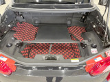 積み下ろしのしやすいデッキにはたっぷりと荷物を積み込んでいただけます。遊びから仕事まで、様々なシーンで頼れます♪