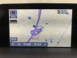 【SDナビゲーションシステム】運転中の視線移動が少なく済むよう遠方情報に8インチ遠視用ディスプレイ、手前にはタブレット感覚で操作できる7インチトヨタマルチオペレーションタッチを配置