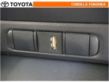 ポータブルオーディオなどの機器を接続して、車両のスピーカーで聞くことができます。