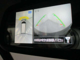 ルームミラーで上からの視点で狭い駐車場への駐車に役立つ、アラウンドビューモニター装備。