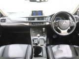 使いやすく運転しやすいレイアウトの運転席回り。