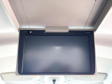 【フリップダウンモニター】大画面モニターで後席でもエンタメをお楽しみいただけます。小さなお子様にも大人気の装備です♪