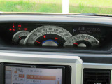 センターメーターの視認性には賛否がありますが運転席側の収納ボックスの確保に貢献しているようです