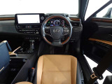 ウッド調と革巻きステアリングで快適な操作性の運転席です。