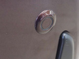 コーナーセンサーを車の前後に装備。障害物までの距離に応じて警告音を変えてお知らせ。縦列駐車時や駐車場・車庫などでの取り回しをサポートします。詳細は販売店スタッフまでおたずねください。