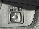 【電動格納ミラー】運転席のスイッチで、ドアミラーの開閉や角度の調整ができます。