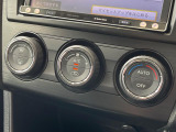 【オートエアコン】一度お好みの温度に設定すれば、車内の温度を検知し風量や温度を自動で調整。暑い…寒い…と何度もスイッチ操作をする必要はありません。快適な車内空間には必須の機能ですね♪