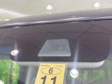 【ホンダセンシング】走行中に前方の車両等を認識し、衝突しそうな時は警報とブレーキで衝突回避と被害軽減をアシスト。より安全にドライブをお楽しみいただけます。