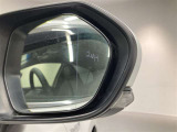ブラインドスポットモニター(BSM)を装備しています。隣を走る車両が死角に入るとミラー内LEDインジケーターが点灯。さらに、ウィンカーを出すとインジケーターが光って点滅して注意を促してくれます。