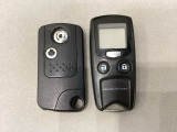 スマートキーを装備しています。鍵を差し込むことなくドアロックの開け閉めと、スタートボタン操作でのエンジンスタートができます。加えて、純正リモコンエンジンスターター用の操作キーもついています。