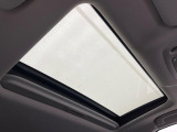 【サンルーフ】開放感たっぷりの希少装備、サンルーフが装着されています!車内に明かりを取り入れたり景色を楽しむ以外にも、車内の空気も簡単に換気できて快適です!