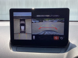バックギアに入れますとご覧のような画像に自動的に切り替わります。車庫入れ時に役立ちます。
