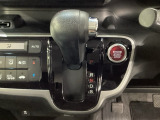 CVT車のセレクトレバーです。低速から高速まで、変速ショックのないスムーズな走りを実現するとともに、エンジン効率のよい領域を維持することで燃費にも貢献します。