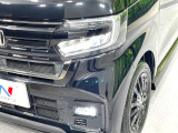 【LEDヘッドライト】悪天候や夜間走行時も良好な視界を確保し安心して運転できる高輝度LEDヘッドライトを装備!点灯速度が早く、消費電力も抑えられています。