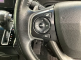 ステアリングスイッチがついていますので、オーディオのチャンネル変更、ボリューム、ジャンル変更が操作可能です。ハンドルから手を離さず安全に操作できます。