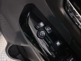 狭い駐車場で便利な電動格納ドアミラーが付いています。