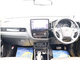 お車選びをお楽しみ頂けるよう、在庫車の展示スペースを十分に確保しております。