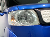 ディスチャージヘッドライト搭載でしっかり明るく照らしてくれるので、夜間走行や不慣れな道でも安心です。