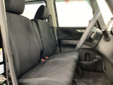 広い足元に肘掛けもついたゆったり座れるシートです。運転席と助手席の間が空いているため、助手席側への移動がスムーズです。交通量の多い道でも、助手席側から乗り降りができます。