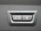 電動リアゲート装備です。バンパー下でのキックスイッチも装備されております。