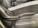 運転席にはドライバーの体型や好みに応じて前後方向だけでなく、高さの調整ができるシートリフターを装備!