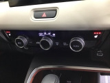 運転席/助手席シートヒーターで寒い日もすぐに温かくなり快適に過ごせます。3段階の温度調整が可能です
