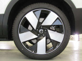 タイヤサイズ フロント:235/45R20 リア:255/40R20