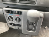 静岡ダイハツでは、メーカーの技術認定を受けたプロの整備士が整備を実施いたします。目に見えない部分までしっかりと点検するので安心です。