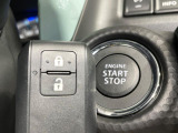 【キーレススタートシステム】カバンやポケットに入れたままでもドアの施錠・解錠が可能なスマートキーを装備。エンジンのオン・オフ時もカギを取り出す必要が無いからとっても便利です♪