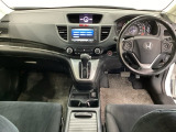 車内は光触媒抗菌消臭施工済です。インパネ周りはスタイリッシュなデザインです。グローブボックスやカップホルダーのほかにトレーなどたくさんの収納スペースが付いています。