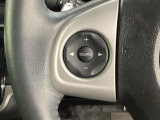 ステアリングスイッチがついていますので、オーディオのチャンネル変更、ボリューム、ジャンル変更が操作可能です。ハンドルから手を離さず安全に操作できます。