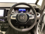 ハンドルにHondaセンシング系のクルーズコントロールやレーンキープアシストなどのスイッチと、オーディオの操作スイッチが装備されています!。ハンドルから手を離さず安全に操作できます!。