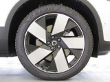 タイヤサイズ フロント:235/45R20 リア:255/40R20
